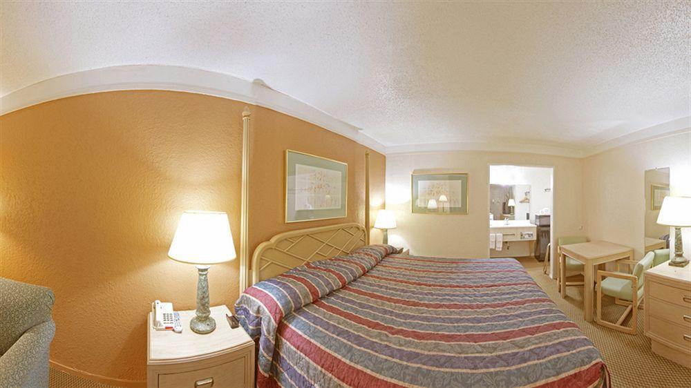 Economy Inn & Suites Дентон Екстер'єр фото