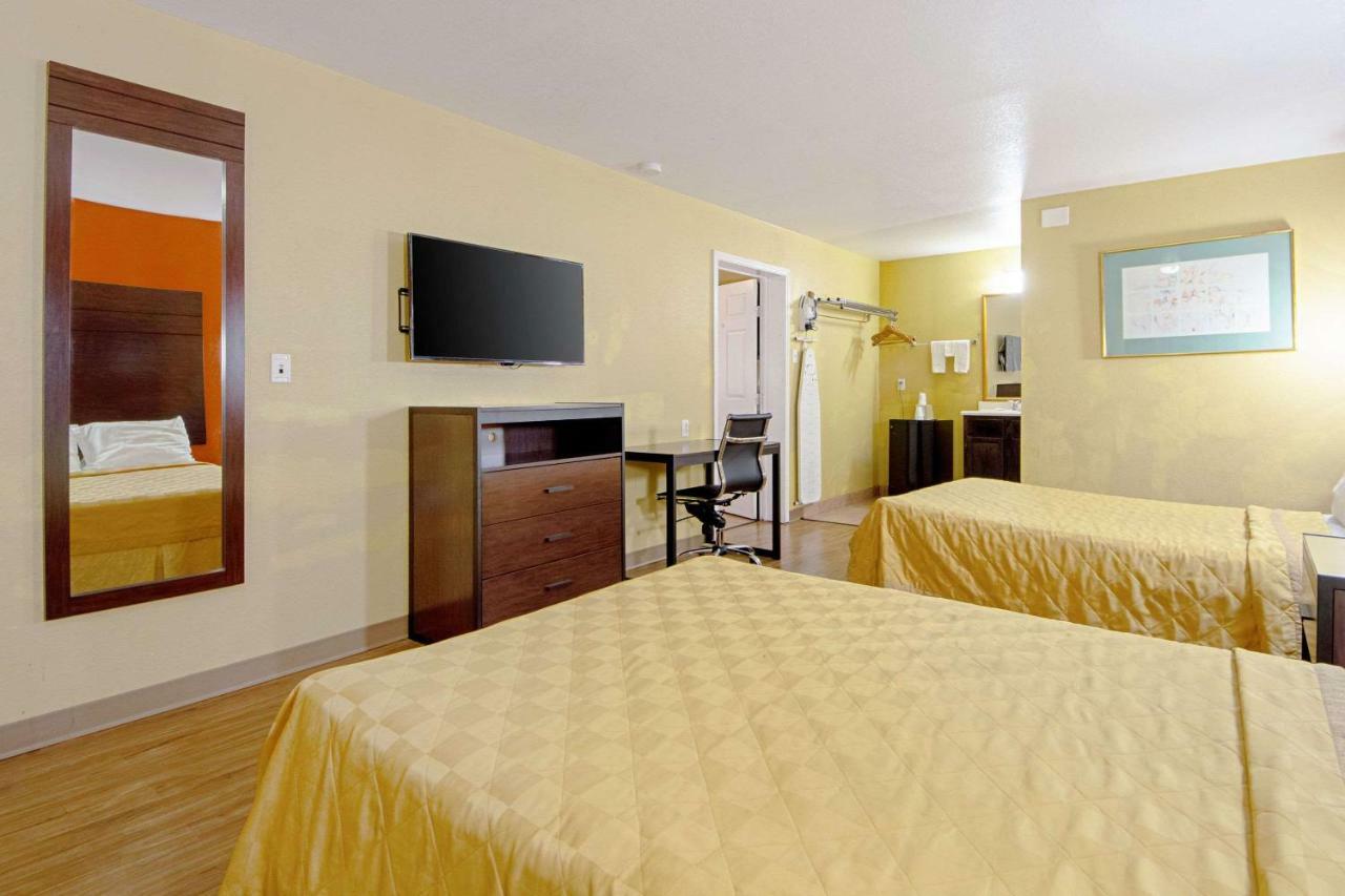 Economy Inn & Suites Дентон Екстер'єр фото