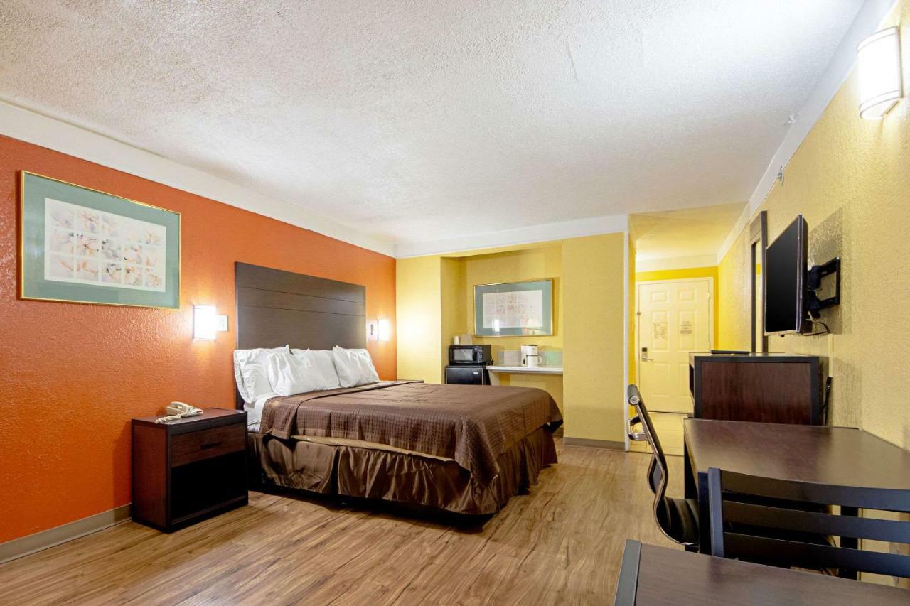Economy Inn & Suites Дентон Екстер'єр фото