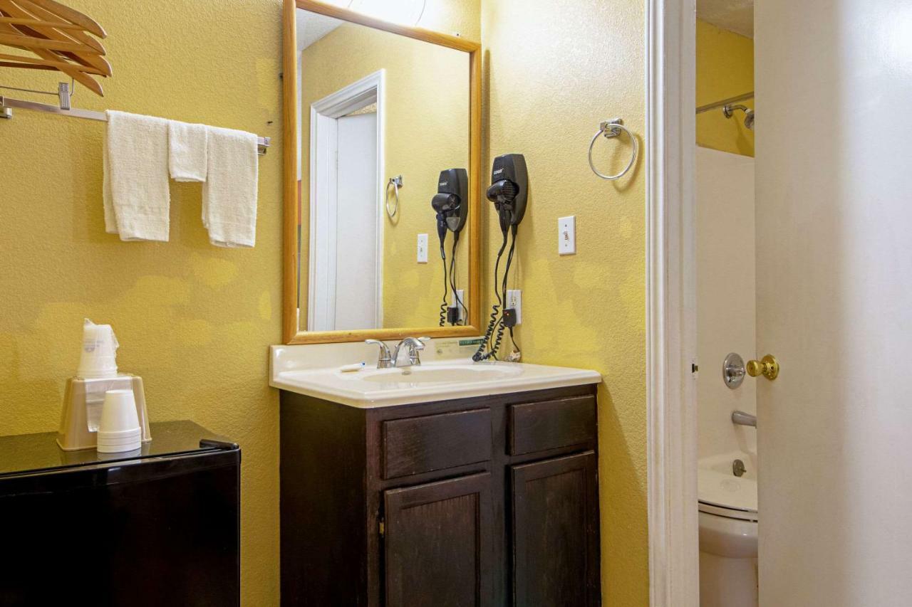 Economy Inn & Suites Дентон Екстер'єр фото