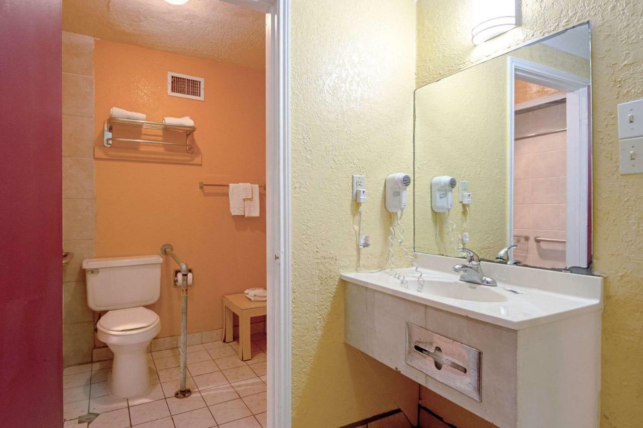 Economy Inn & Suites Дентон Екстер'єр фото