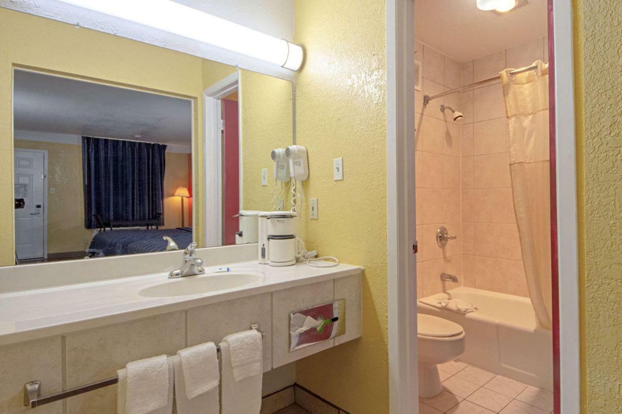 Economy Inn & Suites Дентон Екстер'єр фото