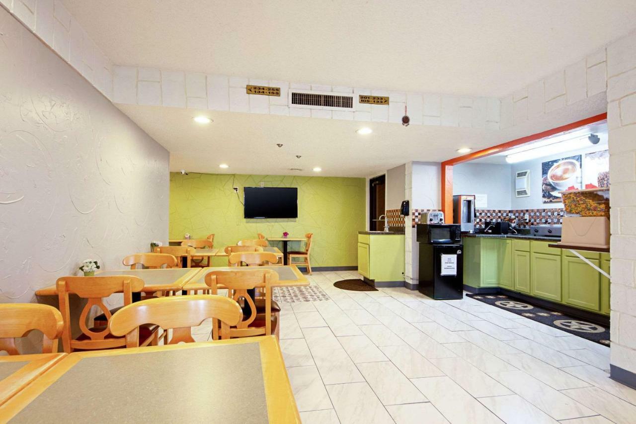 Economy Inn & Suites Дентон Екстер'єр фото