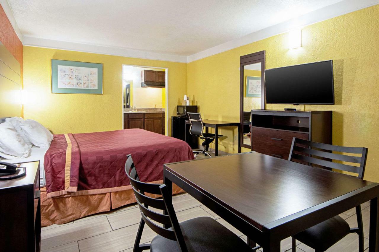 Economy Inn & Suites Дентон Екстер'єр фото
