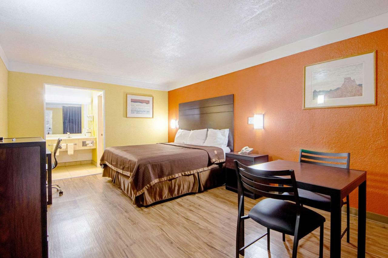 Economy Inn & Suites Дентон Екстер'єр фото