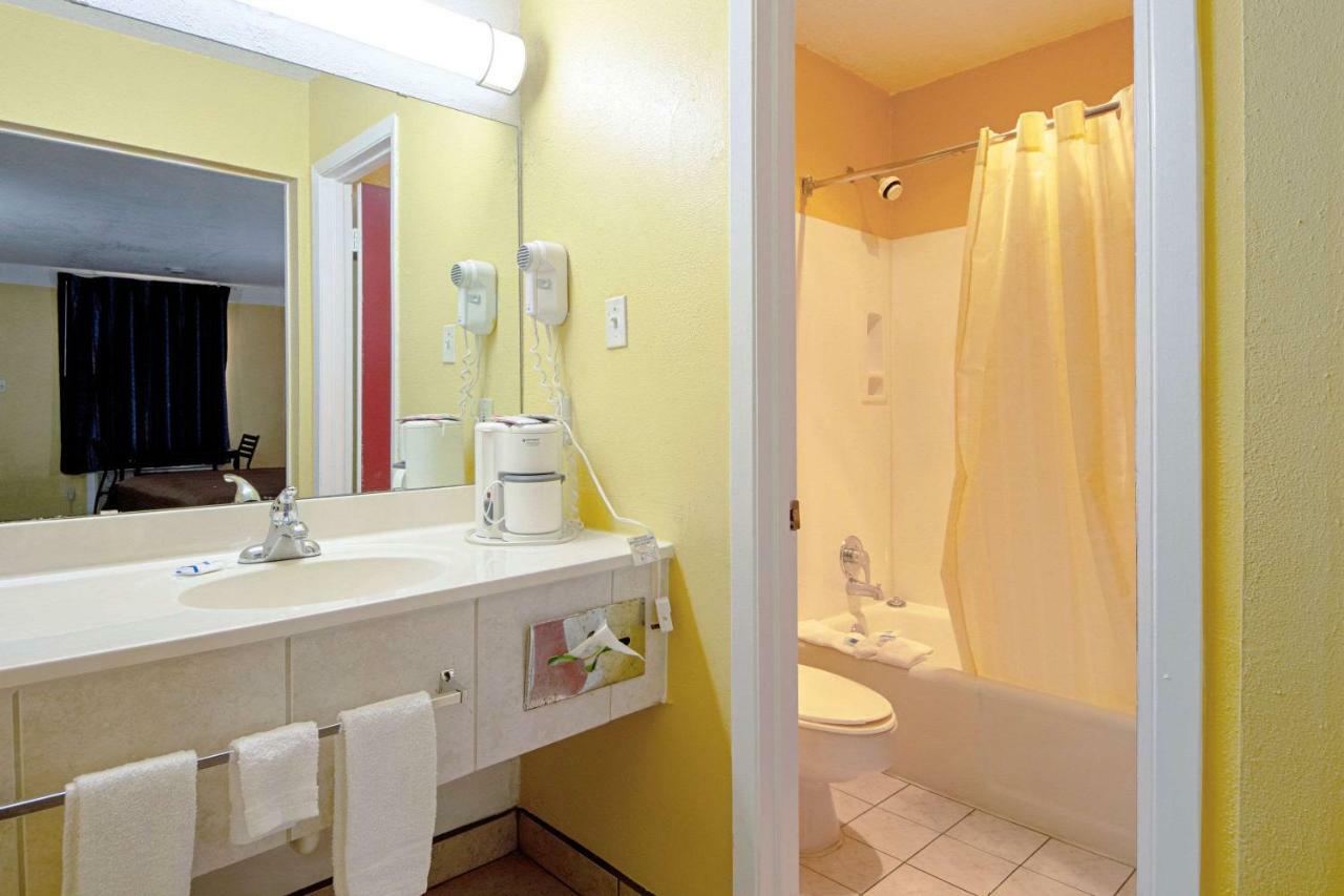 Economy Inn & Suites Дентон Екстер'єр фото