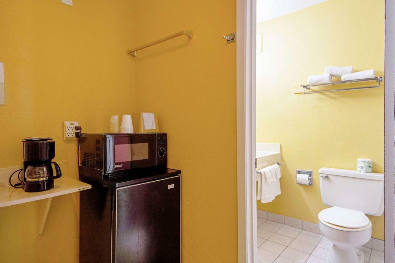 Economy Inn & Suites Дентон Екстер'єр фото