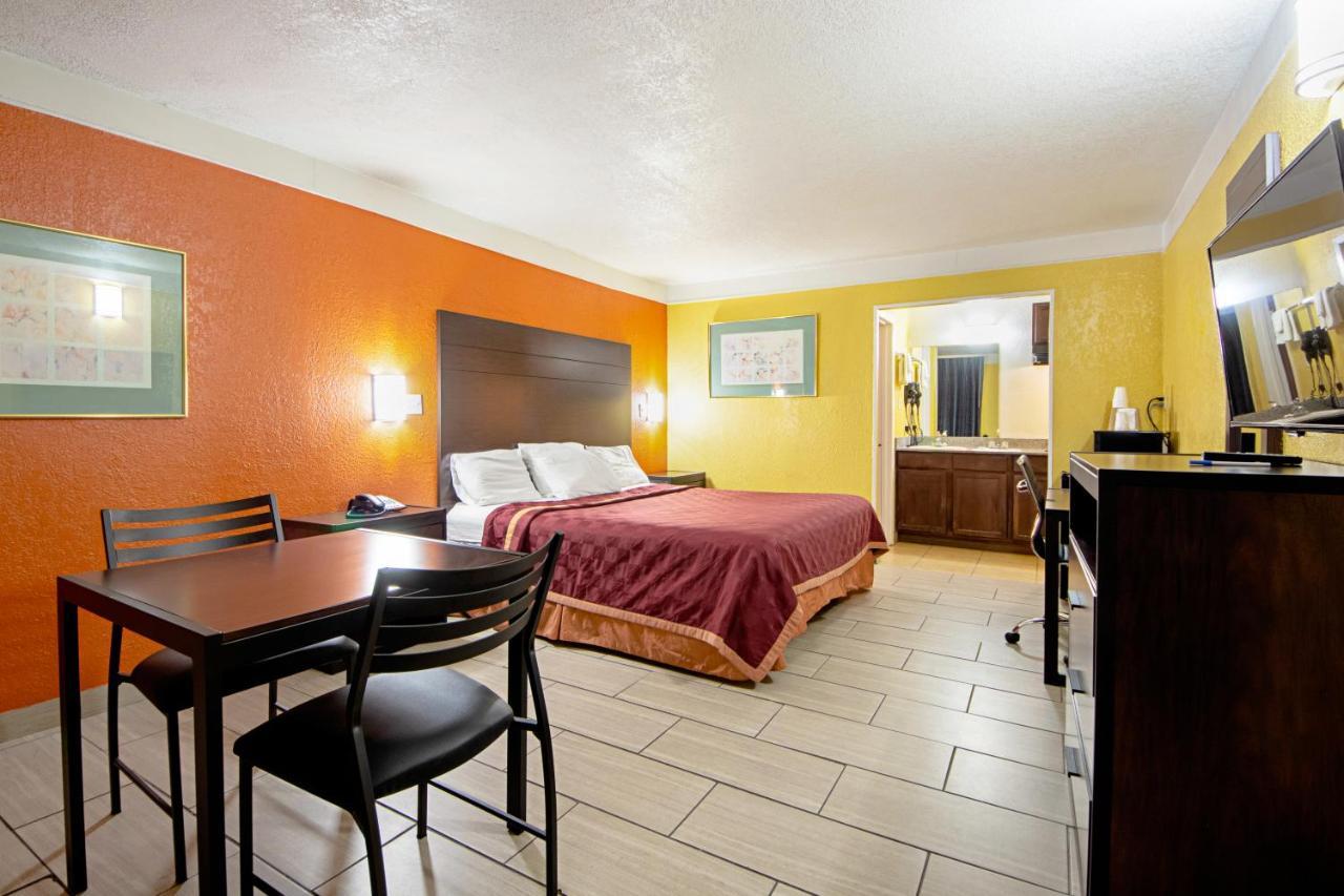 Economy Inn & Suites Дентон Екстер'єр фото